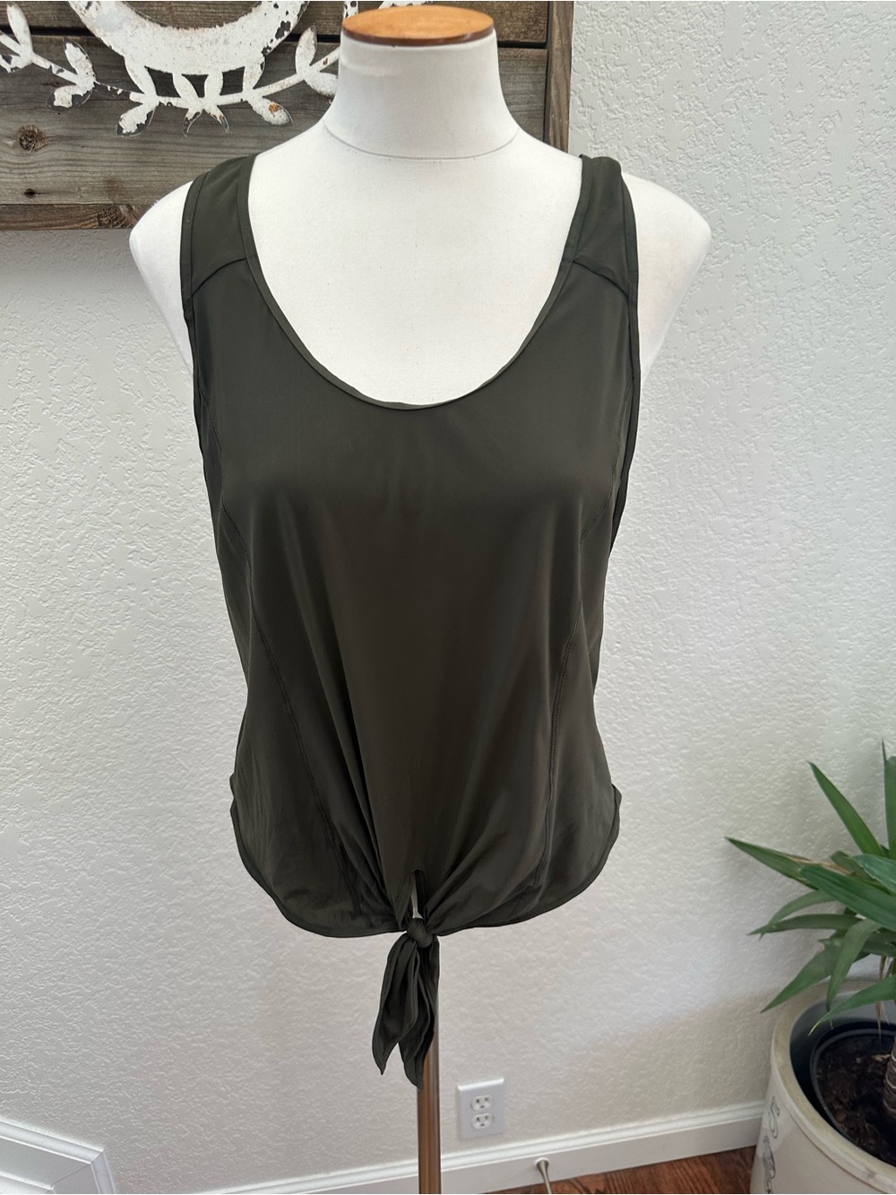 Lululemon Call It A Tie Tank Dark Olive size M?‎